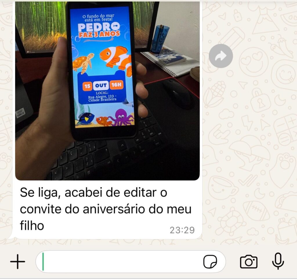 Cliente mostrando convite editado no celular